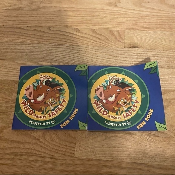 Disney World All About Safety Book Bundle Lion King Pumba Timone NEW - Picture 2 of 3